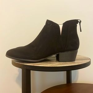 NWT Arizona black suede booties, Size 7.5M